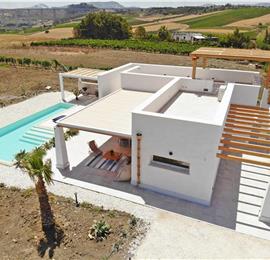 2 bedroom villa with infinity pool, near Alcamo, sleeps 4-5